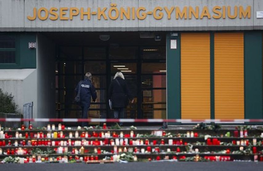 Hàng trăm ngọn nến được thắp lên trước cổng Trường trung học Joseph-Konig. Ảnh: Reuters