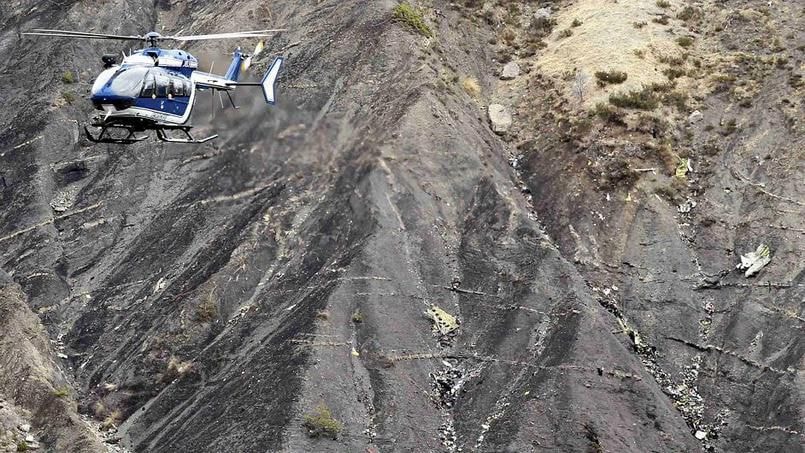   Máy bay trực thăng tiếp cận khu vực xảy ra tai nạn. Ảnh: AFP