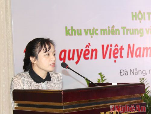 Đồng chí Phạm Thị Hồng Toan trình bày tham luận về nâng cao chất lượng tuyên truyền chủ quyền biển đảo trên Báo Nghệ An