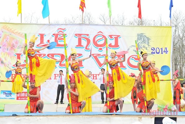 Hội diễn văn nghệ trong lễ hội Làng Vạc. Ảnh: Sỹ Minh