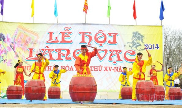 Màn biểu diễn trống hội tại Lễ hội Làng Vạc năm 2014. Ảnh: Sỹ Minh