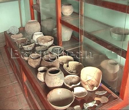 Những cổ vật trong khuôn viên điện thờ. Ảnh: Thế Dương