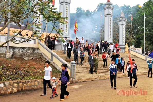 Du khách về tham dự lễ hội Làng Vạc. Ảnh: Sỹ Minh