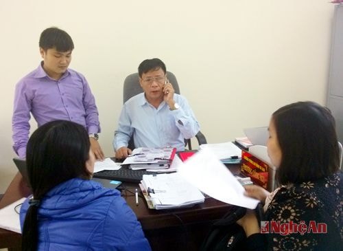  Ông Trưởng Công Sửu, trưởng Phòng LĐTB-XH Diễn Châu và các nhân viên đang liên hệ để nắm số người bị chết và bị thương ở các xã. 