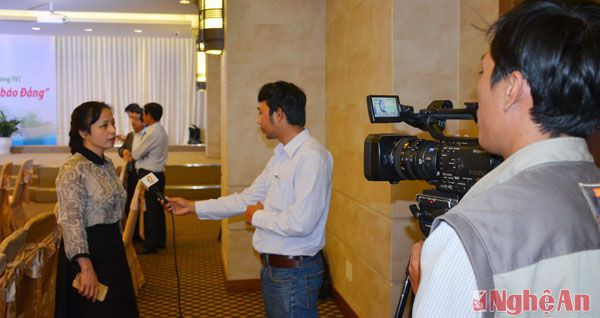 Tổng biên tập Báo Nghệ An trả lời phỏng vấn của các phóng viên bên lề hội thảo