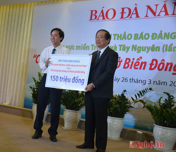 Đại diện Ban tổ chức hội thảo trao tặng quà cho lãnh đạo huyện đảo Hoàng Sa.