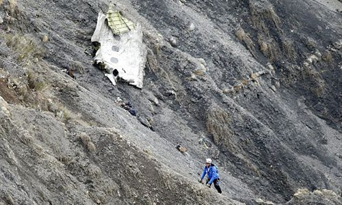 Nhân viên điều tra tiếp cận một mảnh vỡ máy bay Germanwings tại hiện trường. Ảnh: EPA