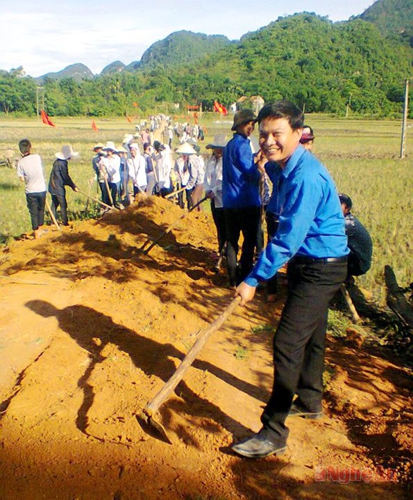 Anh Vi Văn Cầu cùng các đoàn viên tham gia làm đường giao thông nông thôn.