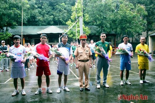 Trao hoa lưu niệm cho các đội