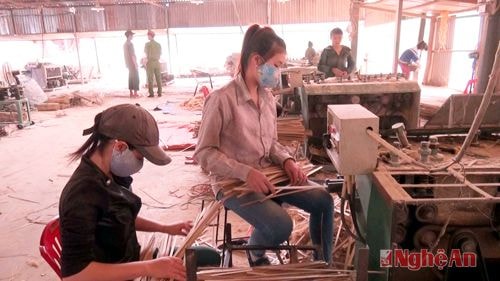 Công nhân không đẹo găng tay và đọi mũ bảo hộ lao động