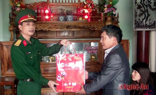 Đại diện Ban CHQS huyện Quỳnh Lưu tặng quà cho ông Nguyễn văn Liên là thân nhân liệt sỹ Nguyễn Cát ở xã Quỳnh Bá