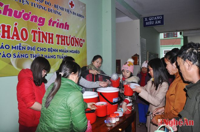 Chương trình “Bát cháo tình thương được” được triển khai tại sảnh Bệnh viện đa khoa huyện Tương Dương