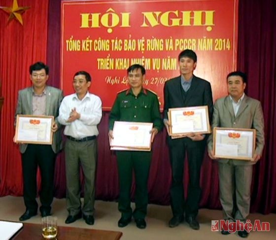 4 tập thể và 3 cá nhân được tặng giấy khen