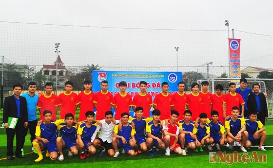 Đội bóng trường Đại học Vinh và trường Cao đẳng Văn hóa Nghệ thuật trước trận đấu khai mạc