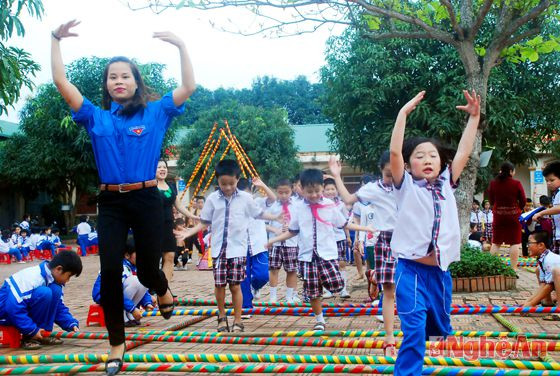 Cô giáo Hoàng Thị Thu Hiền tập múa sạp cho các em học sinh lớp 3A trước khi tham gia hội thi