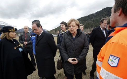 Tổng thống Pháp François Hollande, Thủ tướng Đức Angela Merkel và thủ tướng Tây Ban Nha Mariano Rajoy nói chuyện với lực lượng cứu hộ tại Seyne-les-Alpes, gần nơi xảy ra tai nạn - Ảnh: Reuters