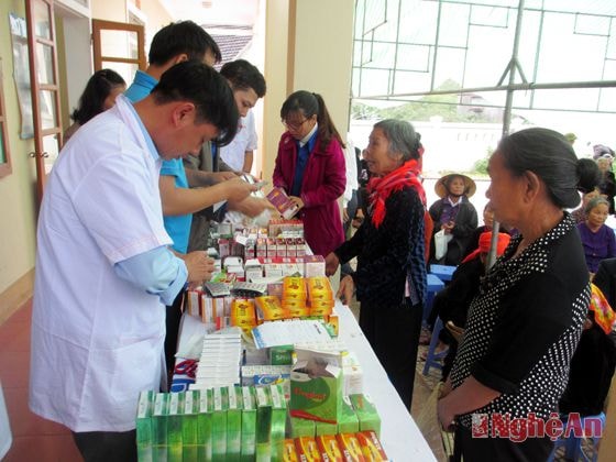 Người dân được cấp thuốc miễn phí tại xã Nam Kim