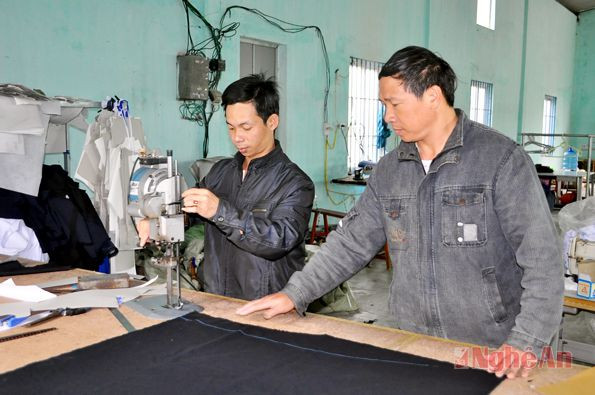 Cắt may tại Xưởng may xuất khẩu Century  xóm 10, xã Quỳnh Lộc (TX. Hoàng Mai).