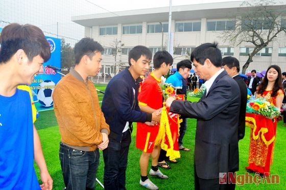 Phó hiệu trưởng Trường Đại học Vinh tặng cờ cho các đội bóng tham dự giải