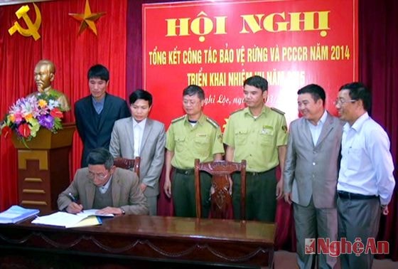 Lãnh đạo các xã có rừng ký cam kết