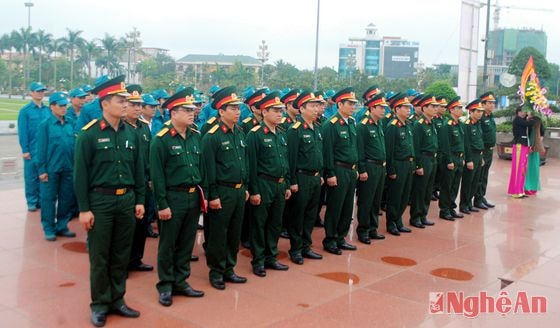 Các đại biểu dâng hoa báo công với Bác tại Quảng trường Hồ Chí Minh.