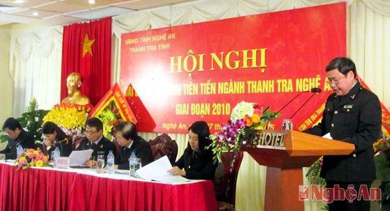 Phó Chánh Thanh tra Phạm Hồng Sơn báo cáo kết quả phong trào thi đua toàn ngành