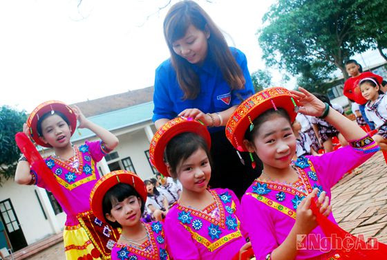 Đoàn TN chỉnh trang phục các đội tham gia thi múa sạp