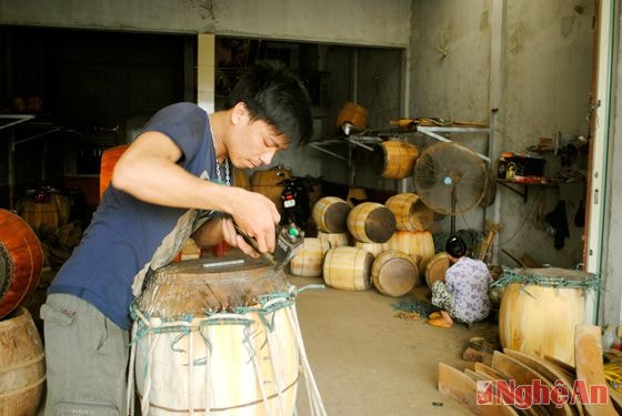 Thợ trống ở Nam Sơn (Đô Lương) áp dụng máy bắn đinh làm tang trống.