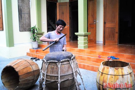 Anh Nguyễn Văn Tâm thợ trống ở làng Hoàng Hà-  Diễn Châu đang đóng đinh trống.