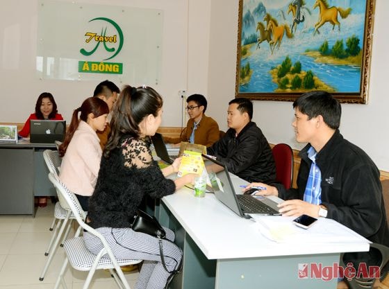 Khách hàng đặt tour du lịch tại Công ty CP Thương mại & Du lịch Caravan Á Đông