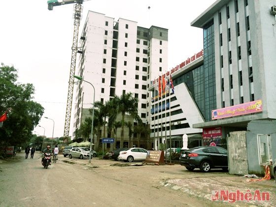 Khu chung cư đang xây dựng trên đường Nguyễn Quốc Trị.