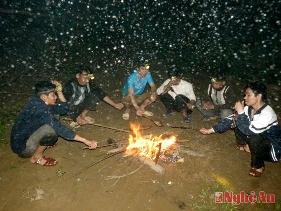 Thưởng thức cá nướng bên dòng Nậm Trọng.