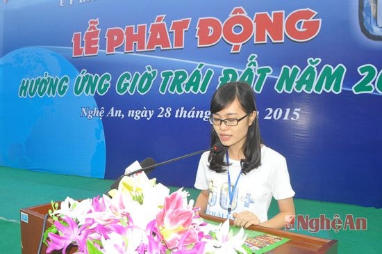 Sinh viên Đại học Vinh đại diện cho thế hệ trẻ Nghệ An phát biểu cam kết hưởng ứng giờ Trái đất 