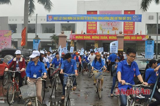 Các đoàn viên thanh niên bắt đầu hoạt động diễu hành hưởng ứng giờ Trái đất 2015