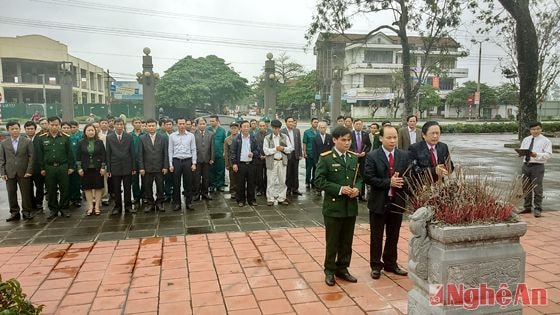 Đại diện cấp ủy chính quyền, LLVT huyện dâng hương tưởng nhớ các Anh hùng lệt sĩ 12/9