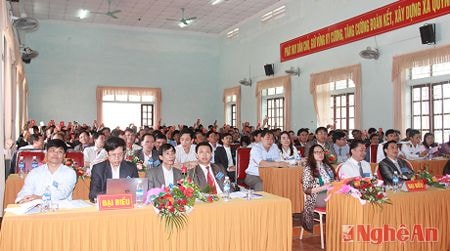Các đại biểu thông qua Nghị quyết của Đại hội