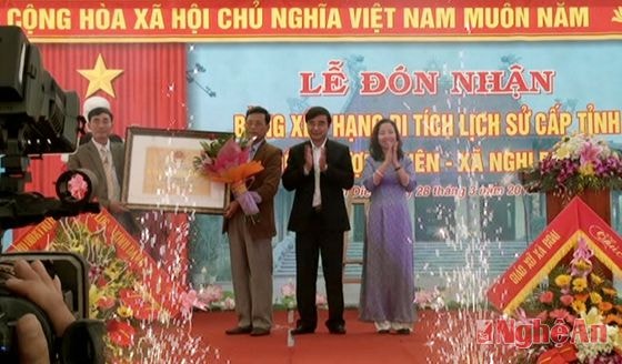 Lãnh đạo Sở VHTT&DL trao Bằng công nhận DTLS cấp tỉnh Đền Thượng Diên