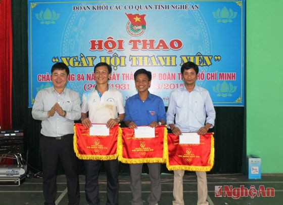 Trao giải nhất, nhì, ba cho các đội ở nội dung kéo co