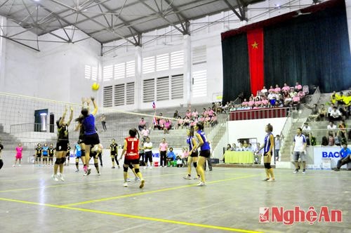 Pha bóng trong trận giao hữu giữa đội bóng chuyền nữ Nghệ An  và đội bóng chuyền nữ Nongkhai (Thái Lan)