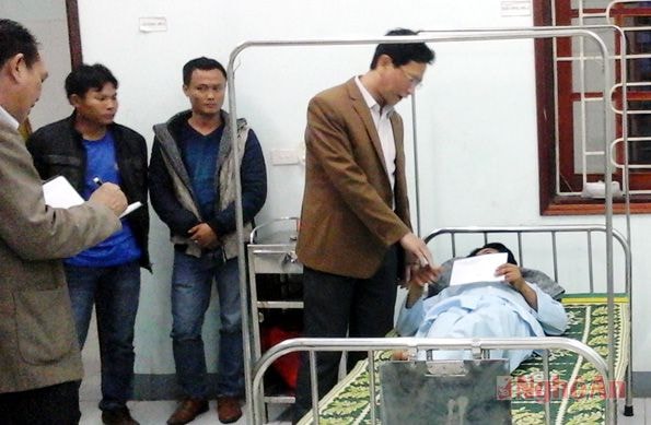 Đại diện lãnh đạo Sở Lao động - Thương binh và xã hội Nghệ An thăm hỏi, hỗ trợ công nhân bị thương đang điều trị tại Bệnh viện Kỳ Anh - Hà Tĩnh
