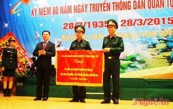 Đồng chí Hồ Đức Phớc trao bức trướng của Tỉnh ủy, HĐND, UBND, Ủy ban MTTQ tỉnh tặng Lực lượng DQTV tỉnh.