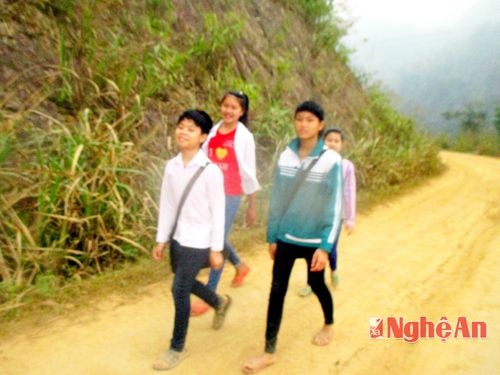  Học sinh bản Văng Môn trên đường tới lớp.