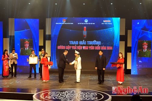Phó Thủ tướng Nguyễn Thiện Nhân trao cúp và bằng khen cho Thiếu tá Phan Mạnh Hùng