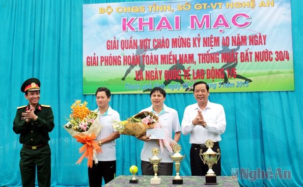 Đại tá Hà Tân Tiến - Chỉ huy trưởng Bộ CHQS tỉnh và đồng chí Nguyễn Hồng Kỳ - Giám đốc Sở GTVT tặng hoa cho đại diện tổ trọng tài và các VĐV trong lễ khai mạc