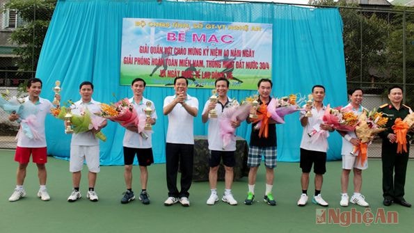 Đồng chí Nguyễn Hồng Kỳ  trao cúp, phần thưởng cho các cặp đôi đạt giải nhất, nhì, ba, khuyến khích.