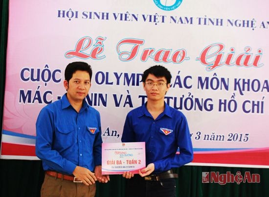 Đồng chí Dương Hoàng Vũ trao giải Ba cấp trung ương Đoàn cho bạn Dương Minh Đức Trường Đại học Y khoa Vinh