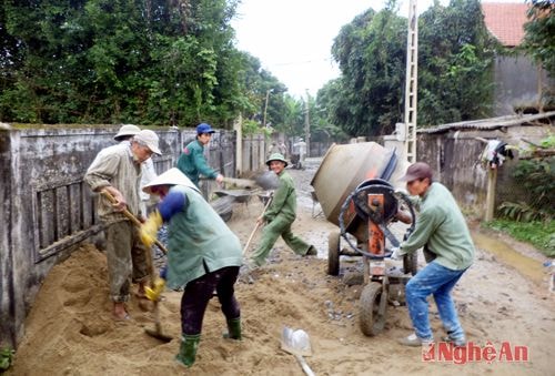 Nhân dân xã Hùng Tiến  làm đường GTNT.  Ảnh:  Thanh Lê