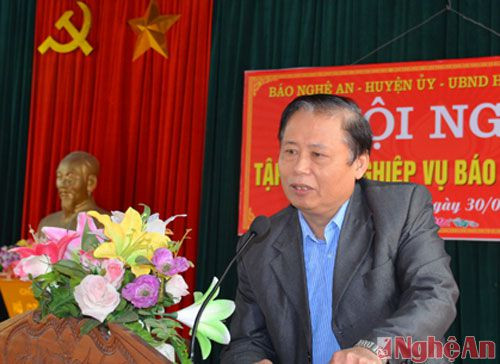 Đồng chí Lâm Văn Đoàn, Phó Tổng biên tập Báo Nghệ An phát biểu tại hội nghị