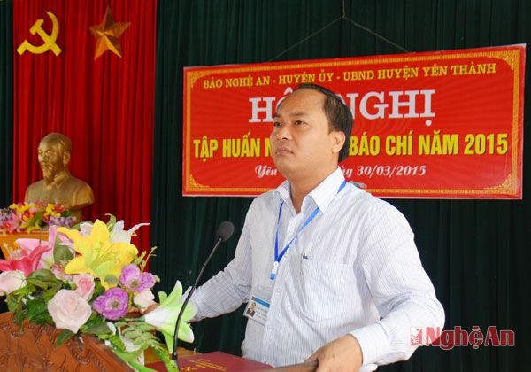 Đồng chí Nguyễn Viết Hưng, Phó Chủ tịch UBND huyện Yên Thành trao đổi với các học viên tại Hội nghị tập huấn.