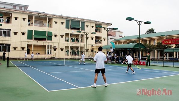 Một trận thi đấu của giải quần vợt Bộ CHQS tỉnh - Sở GTVT.